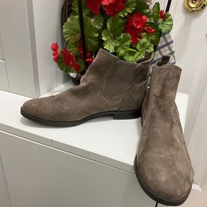 Unisa boot  size 7.5 suede